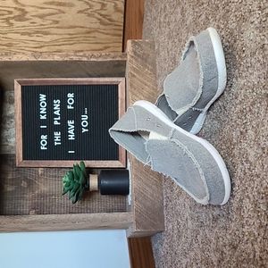 Maui Island Grey shoes size 9